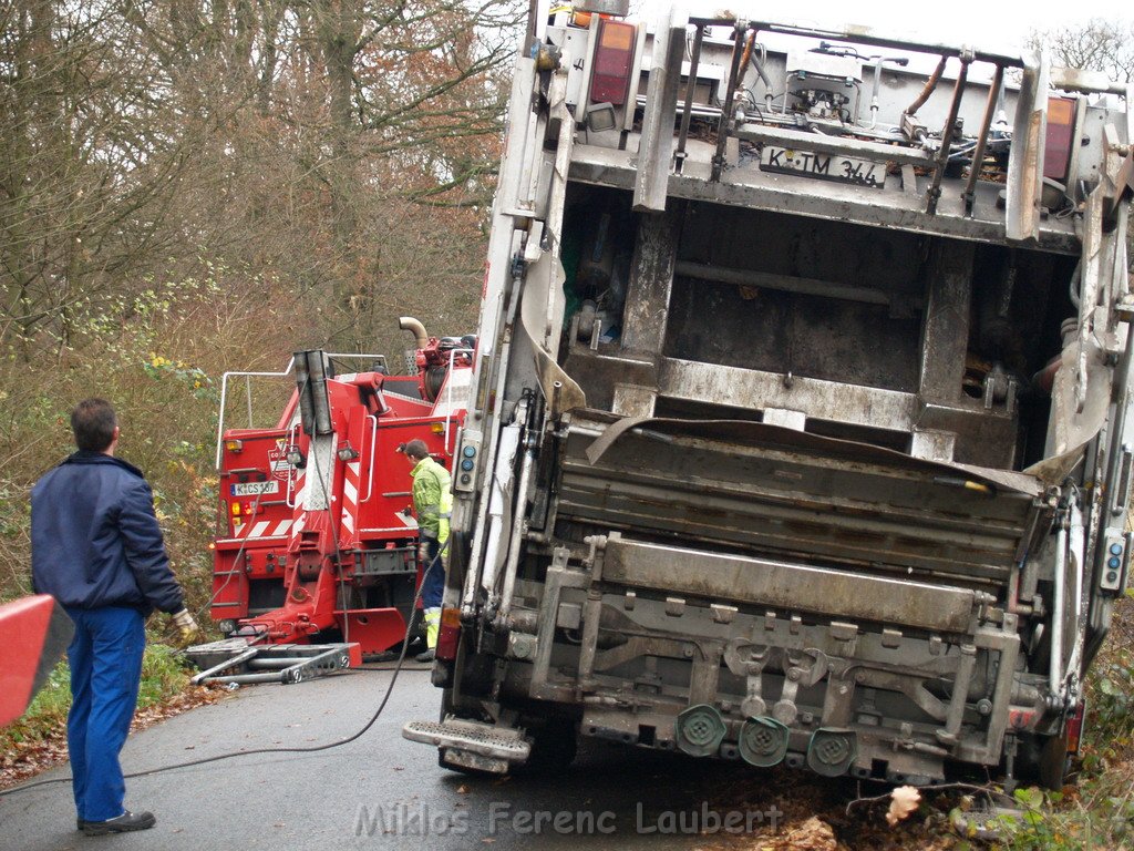 Muellwagen droht zu kippen Koeln Koenigsforst Baumschulweg  P27.JPG